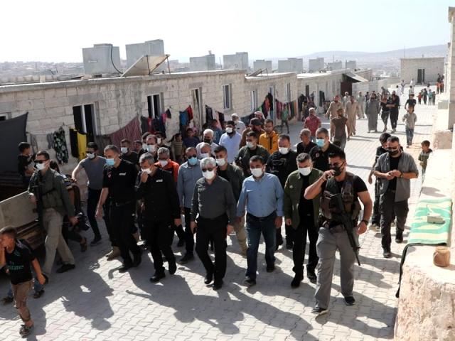 Hatay Valisi Rahmi Doğan, AFAD Başkanı Vali Yunus Sezer ile birlikte İdlib bölgesinde yapımı biten ve devam eden briket evlerde incelemelerde bulundu.