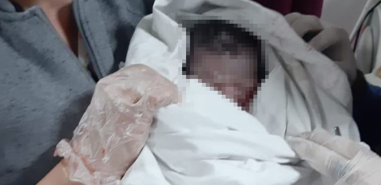 Karın ağrısıyla gittiği hastanede, doğum yaptı