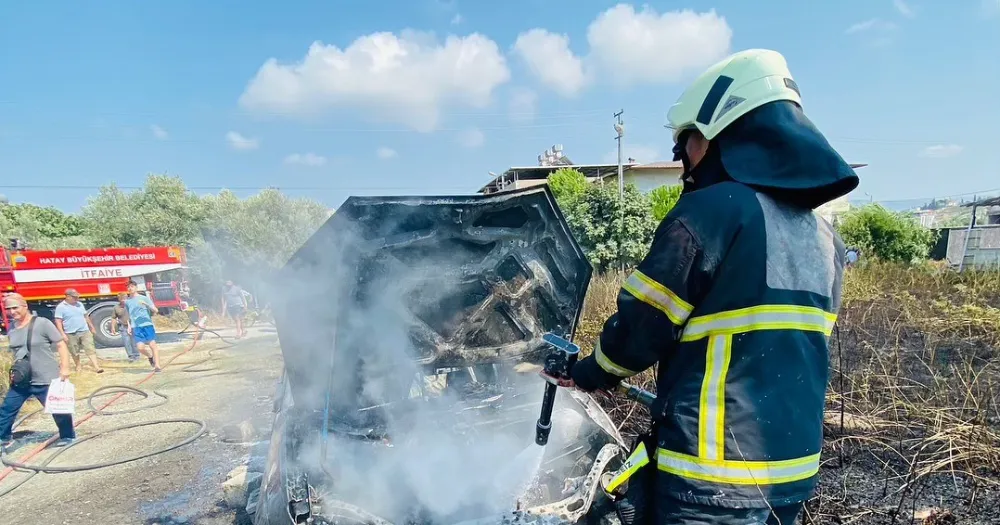 Hatay’ın Defne ilçesinde alev alarak yanan otomobil kullanılmaz hale geldi.