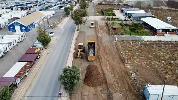 Mimar Sinan Mahallesi’ni Kurtlusoğuksu Mahallesi’ne bağlayan Antakya Caddesi’nde yol genişletme çalışmaları tüm hızıyla devam ediyor. 