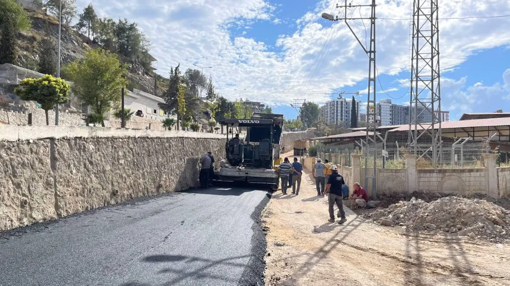 BAŞKAN ÖMER ERDAL ÇELİK 100 KM. ASFALT ÇALIŞMALARINA ARALIKSIZ DEVAM EDİYOR