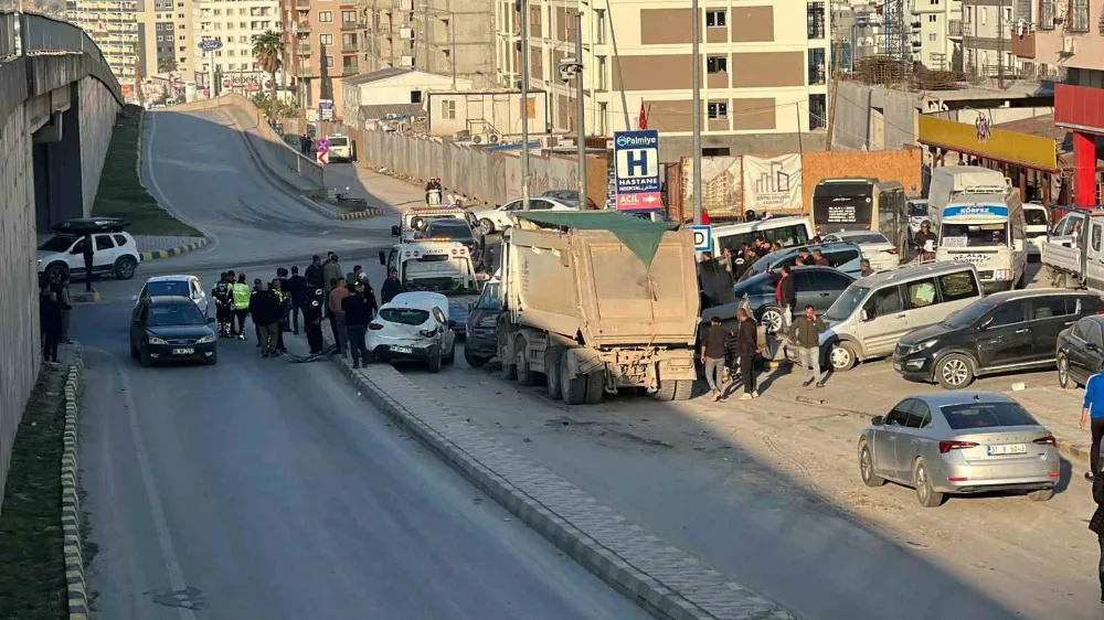 Freni arızalanan hafriyat kamyonunun 5 aracı biçtiği kaza kamerada