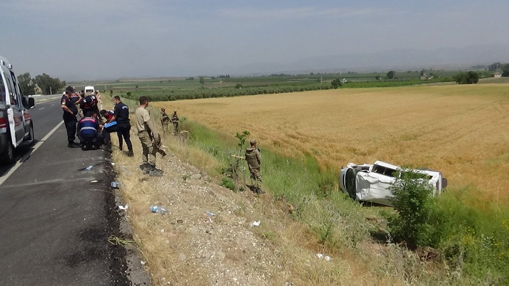 Kırıkhan İlçesine bağlı  Saylak  Mahallesi yakınlarında içerisinde  askeri personel taşıyan sivil askeri araç kaza yaptı.