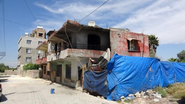 Hatay`da evde çıkan yangında 4 kişi dumandan etkilendi