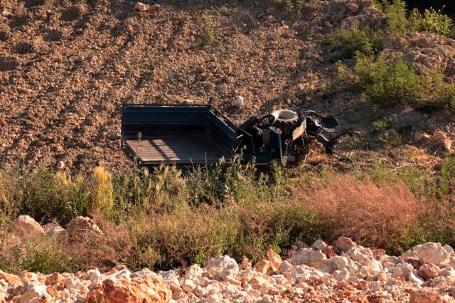 Hatay`da tarım aracı devrildi: 3 yaralı