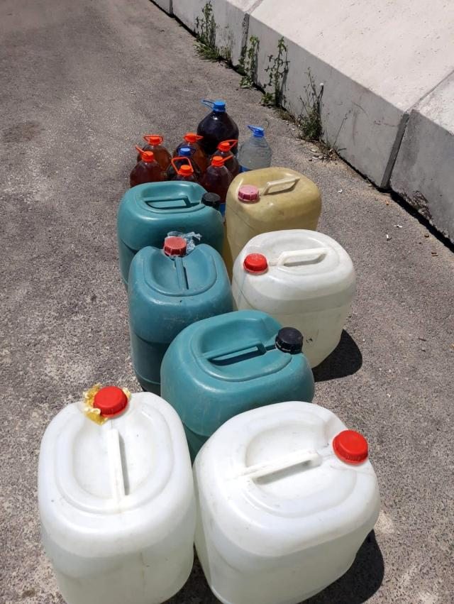 Kamyonetin gizli bölmesinden sahte içki çıktı