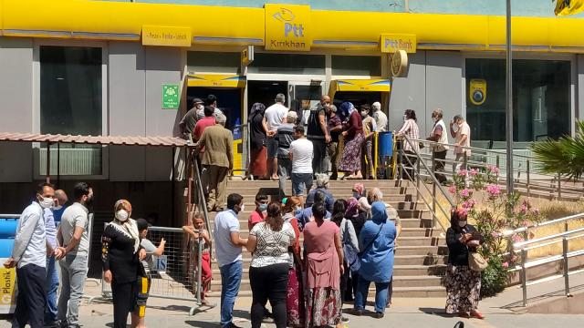 Kırıkhan PTT`de maaş kuyruğu